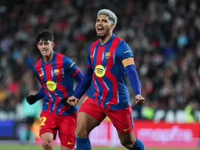 Hansi Flick tuyên bố chắc nịch: ‘Araujo là một phần của Barca, chúng tôi sẽ không bỏ rơi cậu ấy’