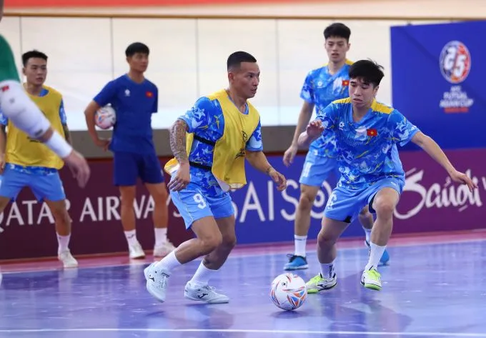 Đội tuyển Futsal Việt Nam tập làm quen sân thi đấu chính thức tại Jakarta. Ảnh: Phan Hồng