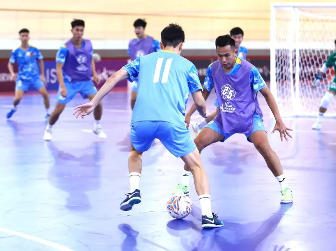 Đội trưởng Nguyễn Mạnh Dũng trong một pha tranh bóng tại buổi tập