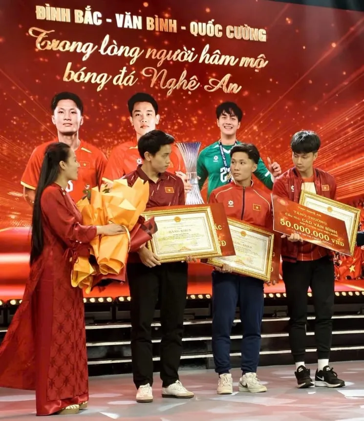 Đình Bắc, Văn Bình, Quốc Cường nhận bằng khen tại chương trình giao lưu do Báo và Phát thanh - Truyền hình Nghệ An tổ chức (Ảnh: Nghệ An News)