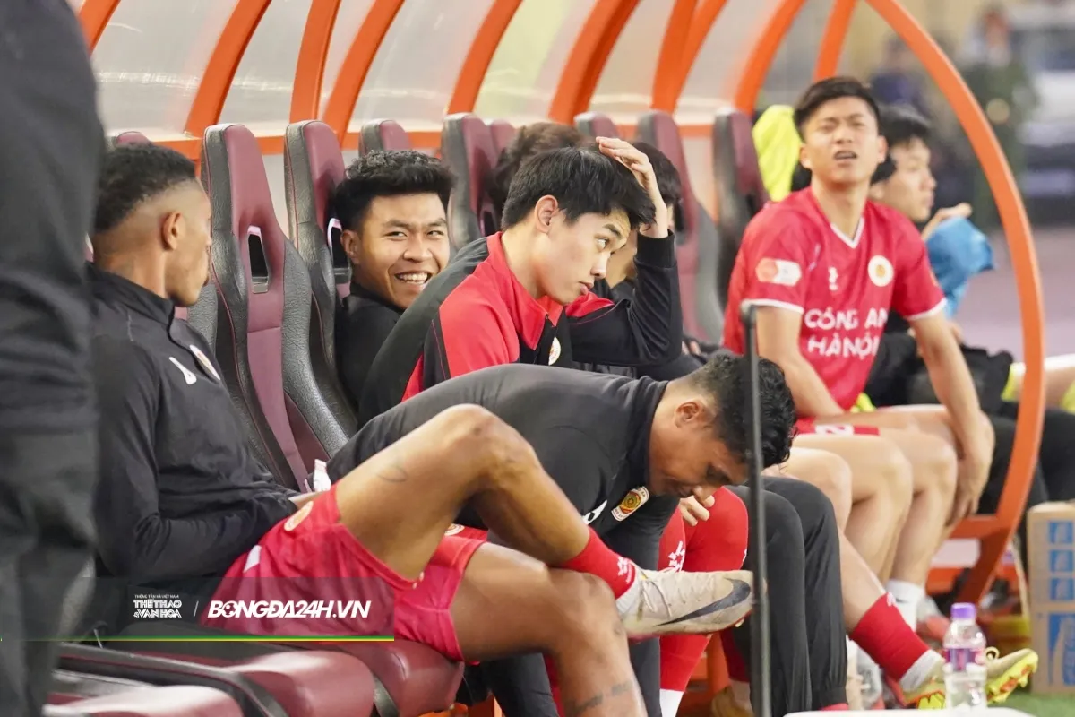 Đình Bắc khiến hàng thủ Ninh Bình FC chao đảo những phút cuối trận 2 Đình Bắc khiến hàng thủ Ninh Bình FC chao đảo những phút cuối trận 2