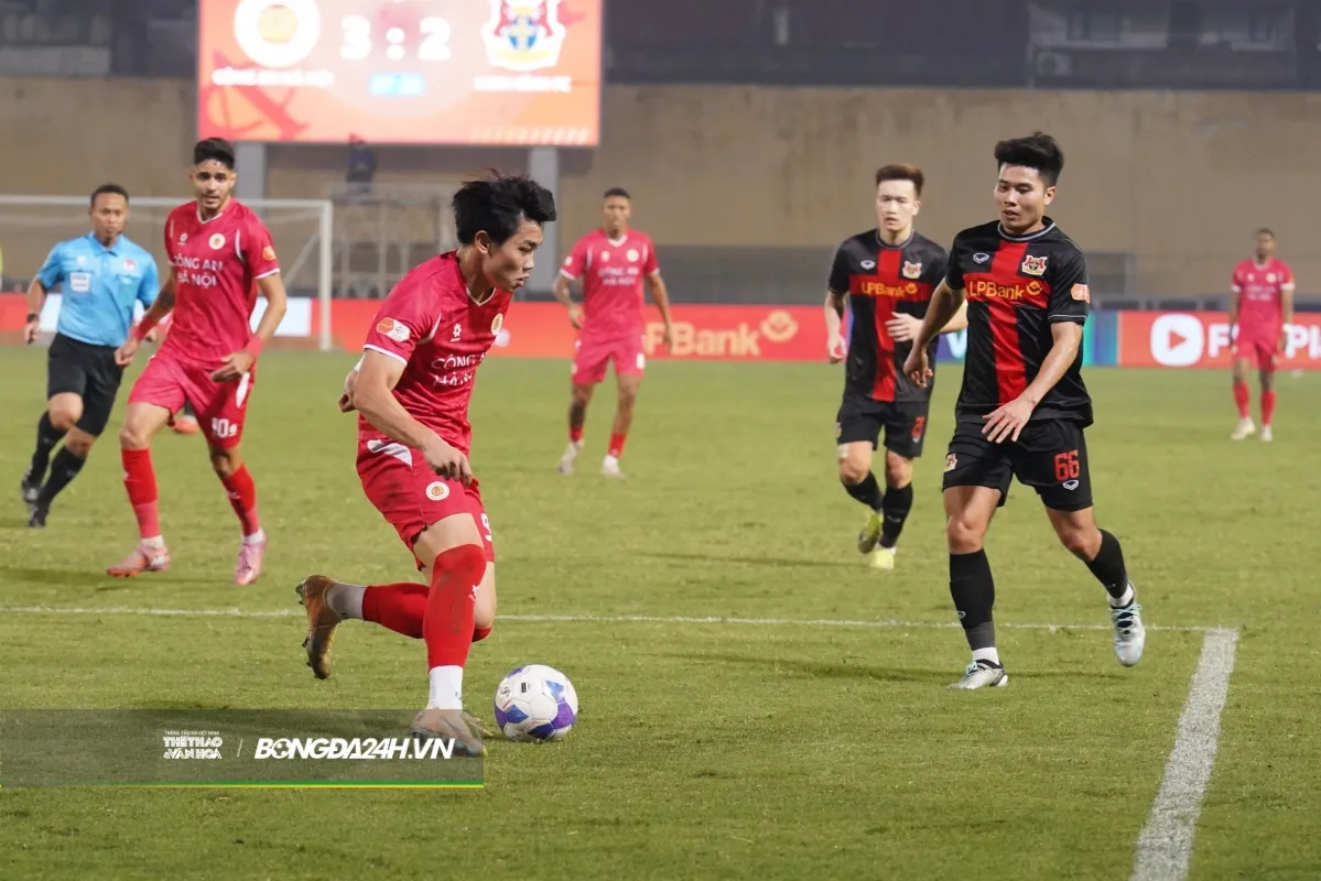 Đình Bắc khiến hàng thủ Ninh Bình FC chao đảo những phút cuối trận 4 Đình Bắc khiến hàng thủ Ninh Bình FC chao đảo những phút cuối trận 4