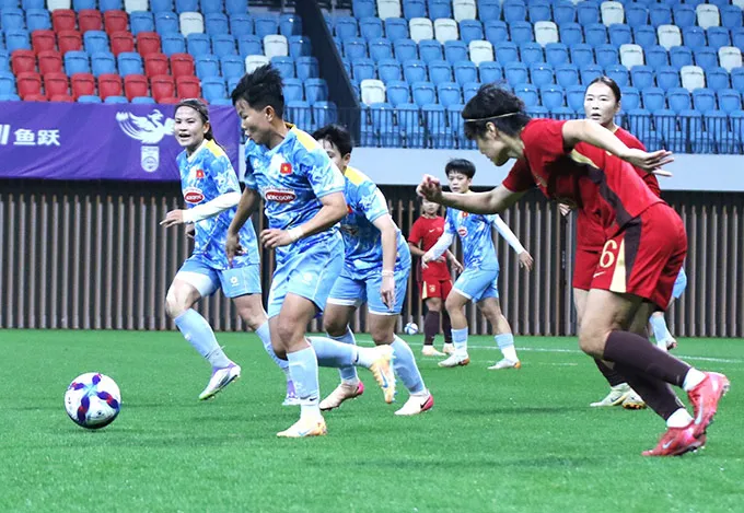 HLV Mai Đức Chung chỉ đạo trận đấu