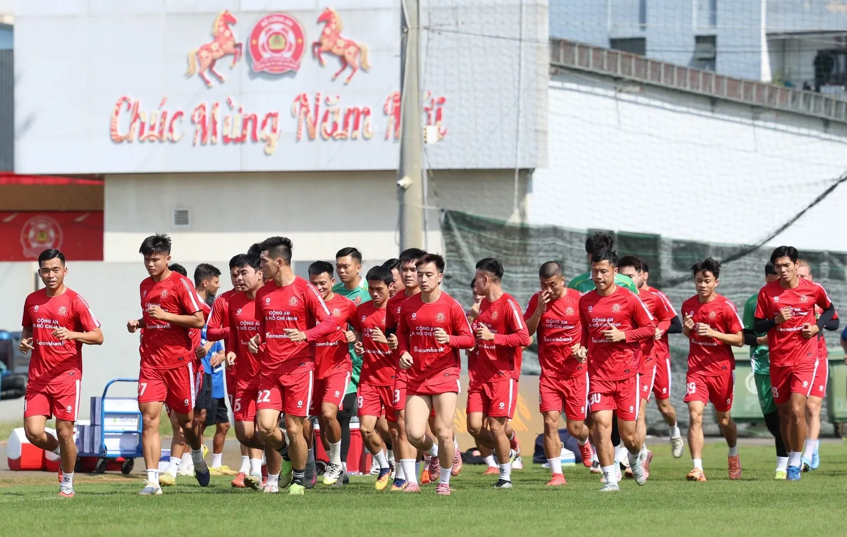 V.League Bùng Nổ Ngày Hội Quân Mùng 4 Tết: Hà Nội FC Lì Xì, CA TP HCM Tăng Tốc